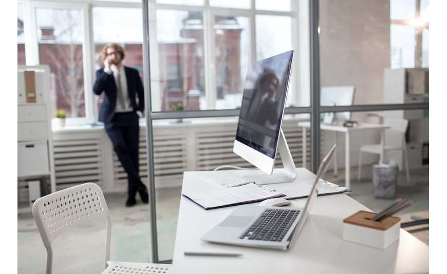 Crea la tua postazione in smart office con le pareti interne in policarbonato Crea la tua postazione in smart office con le pareti interne in policarbonato